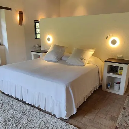 Private With Extensive Gardens And Pool Villa *